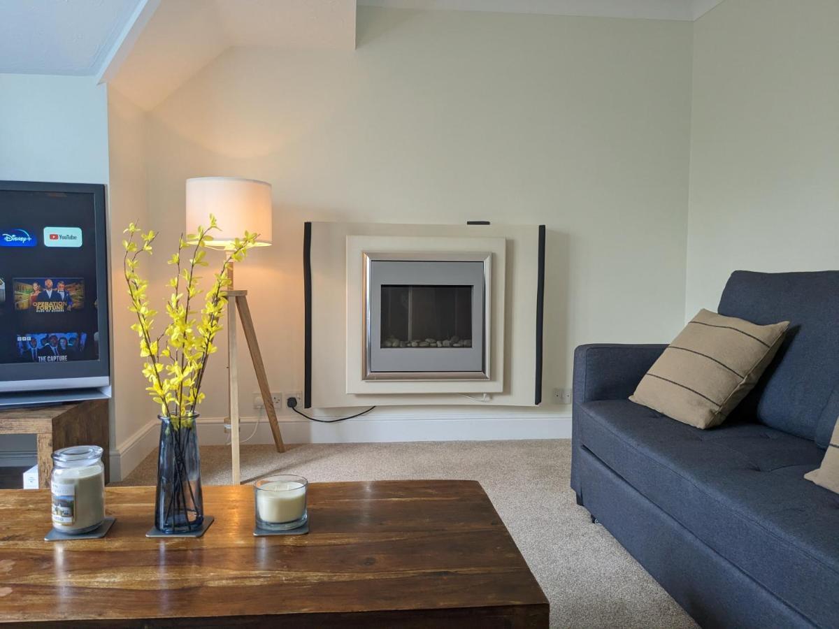 Large Apartment With Parking Гилдфорд Екстериор снимка