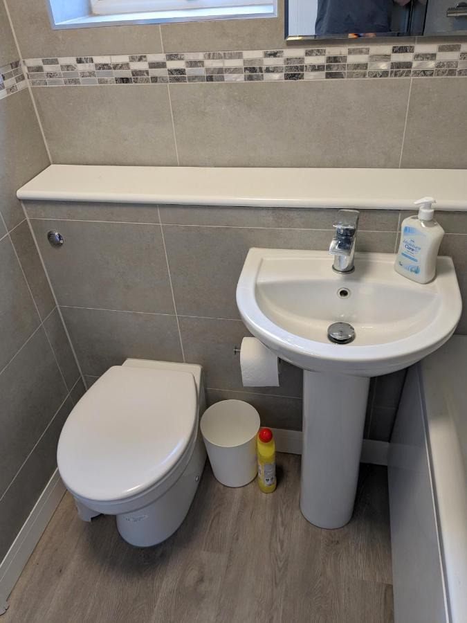 Large Apartment With Parking Гилдфорд Екстериор снимка
