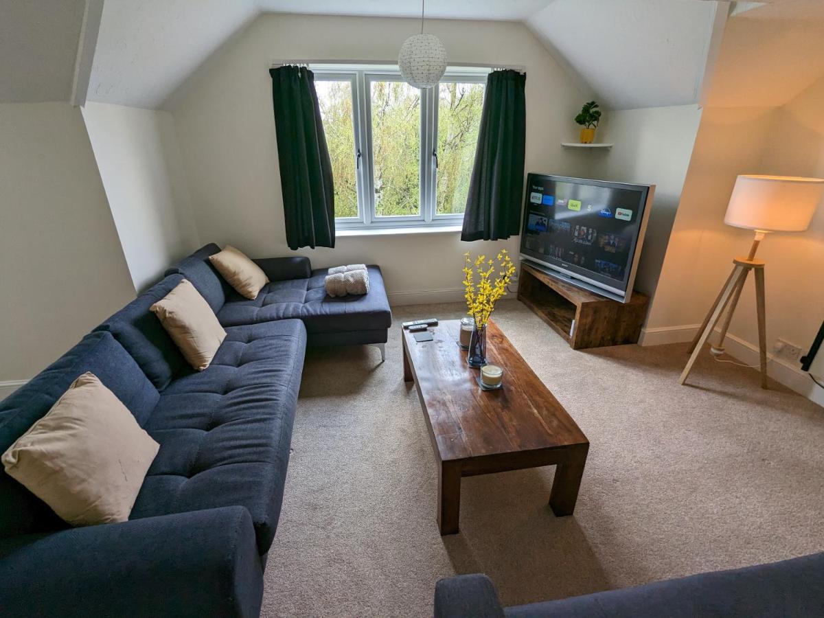 Large Apartment With Parking Гилдфорд Екстериор снимка