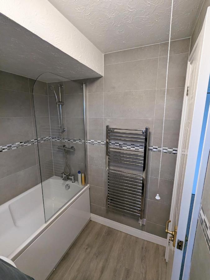 Large Apartment With Parking Гилдфорд Екстериор снимка